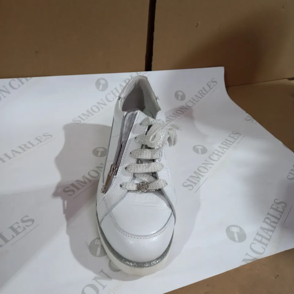 MODA WHITE  TRAINERS SIZE 5