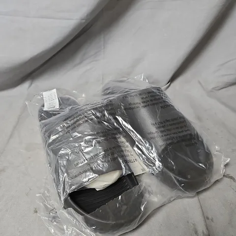 JACK AND JONES RIPPLE MOULDED SLIDER – MEN'S UK 12, GREY