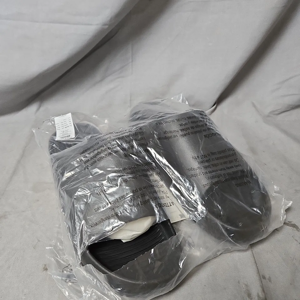 JACK AND JONES RIPPLE MOULDED SLIDER – MEN'S UK 12, GREY