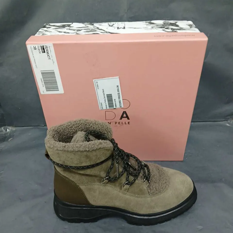 BOXED PAIR OF MODA IN PELLE ZERMATT KHAKI SIZE 39