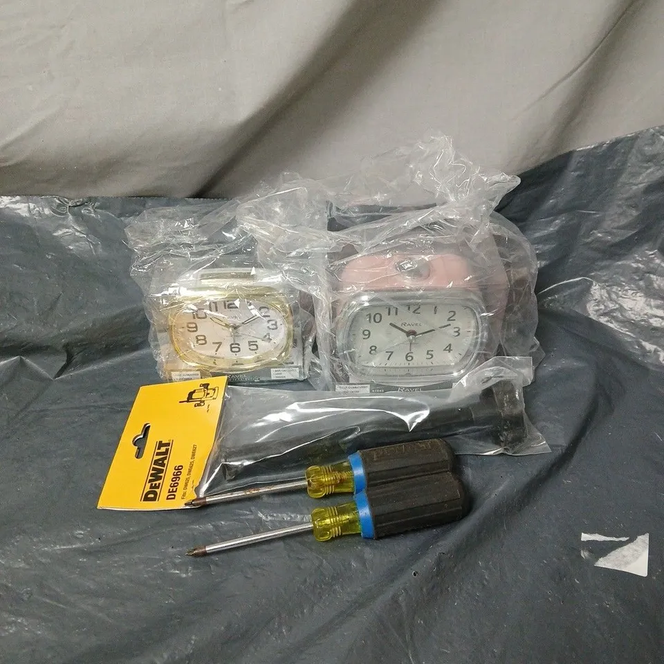 APPROXIMATELY 25 ASSORTED ITEMS TO INCLUDE ALARM CLOCKS, TOOLS ETC