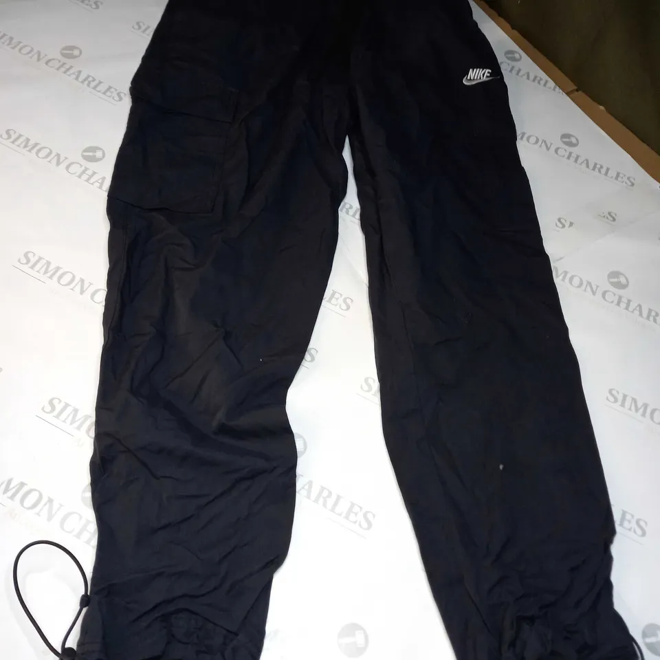 NIKE CARGO TRACKSUIT BOTTOMS IN BLACK - SMALL