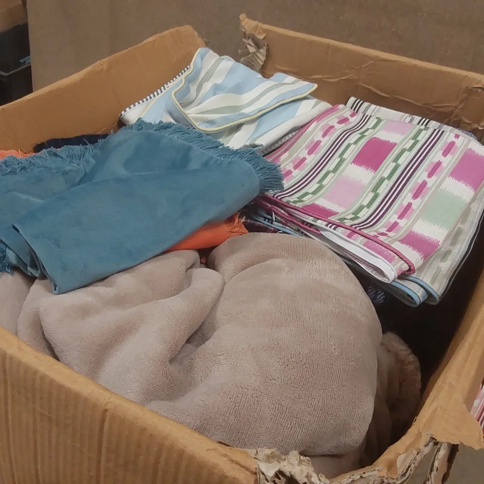 BOX CONTAINING A VERY LARGE QUANTITY OF ASSORTED HOMEWARE PRODUCTS INCLUDING: PILLOWCASES, CUSHION, BLANKETS ECT