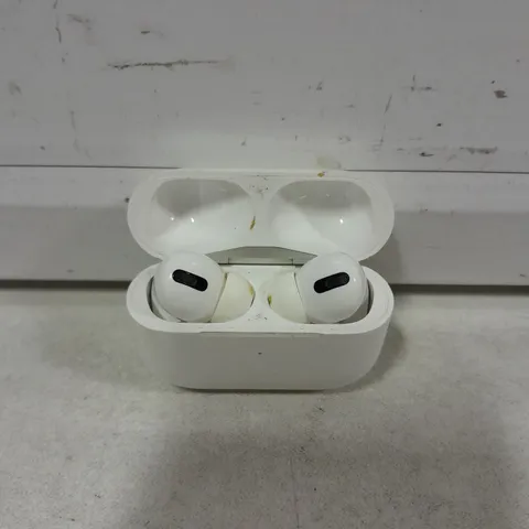 PAIR OF APPLE AIRPODS