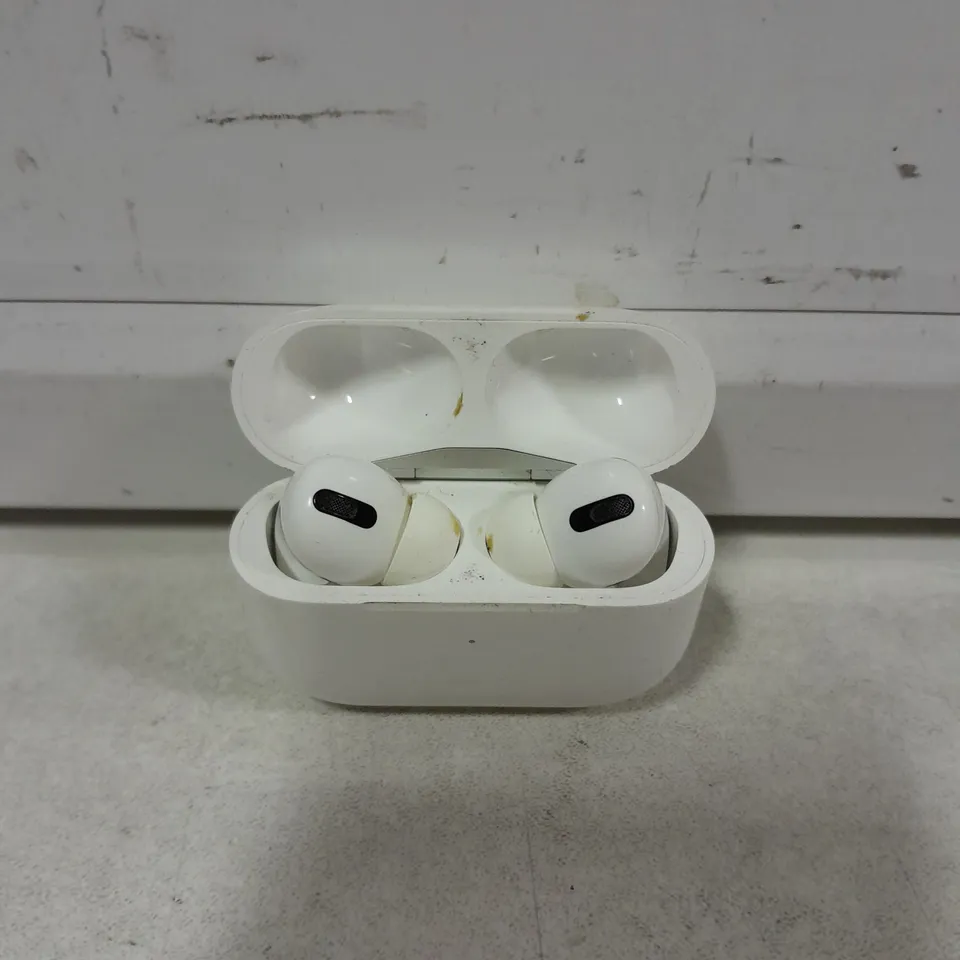 PAIR OF APPLE AIRPODS 