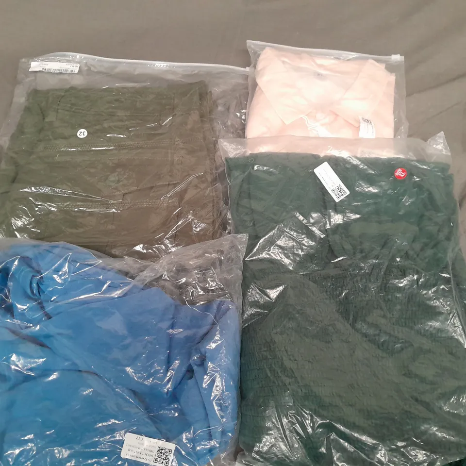 APPROXIMATELY 25 ASSORTED CLOTHING ITEMS IN VARIOUS SIZES TO INCLUDE DRESSES, TOPS, ETC