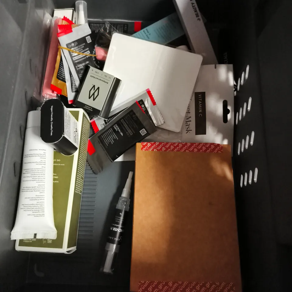 APPROXIMATEY 20 ASSORTED HEALTH AND BEAUTY PRODUCTS TO INCLUDE - HARUHARU WONDER BLACK RICE HYALURONIC TONER - REDKEN EXTREME SHAMPOO - MEDIK8 GENTLE CLEANSE - ETC