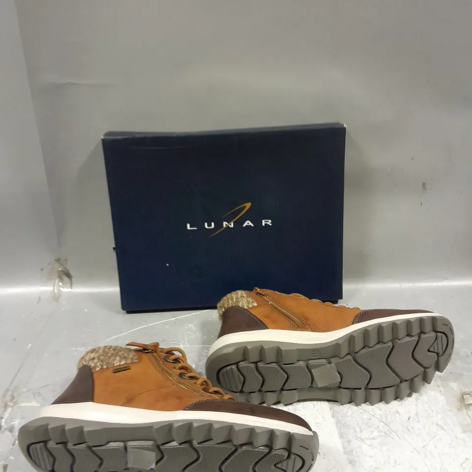 BOXED PAIR OF LUNAR DASHA BOOTS TAUPE UK 7 