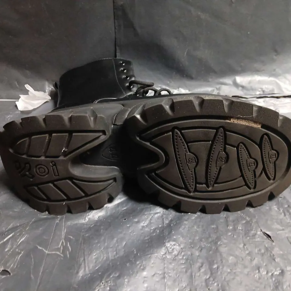 BLACK LEATHER COMBAT BOOTS WITH CHUNKY LUG SOLE – UK SIZE 7 
