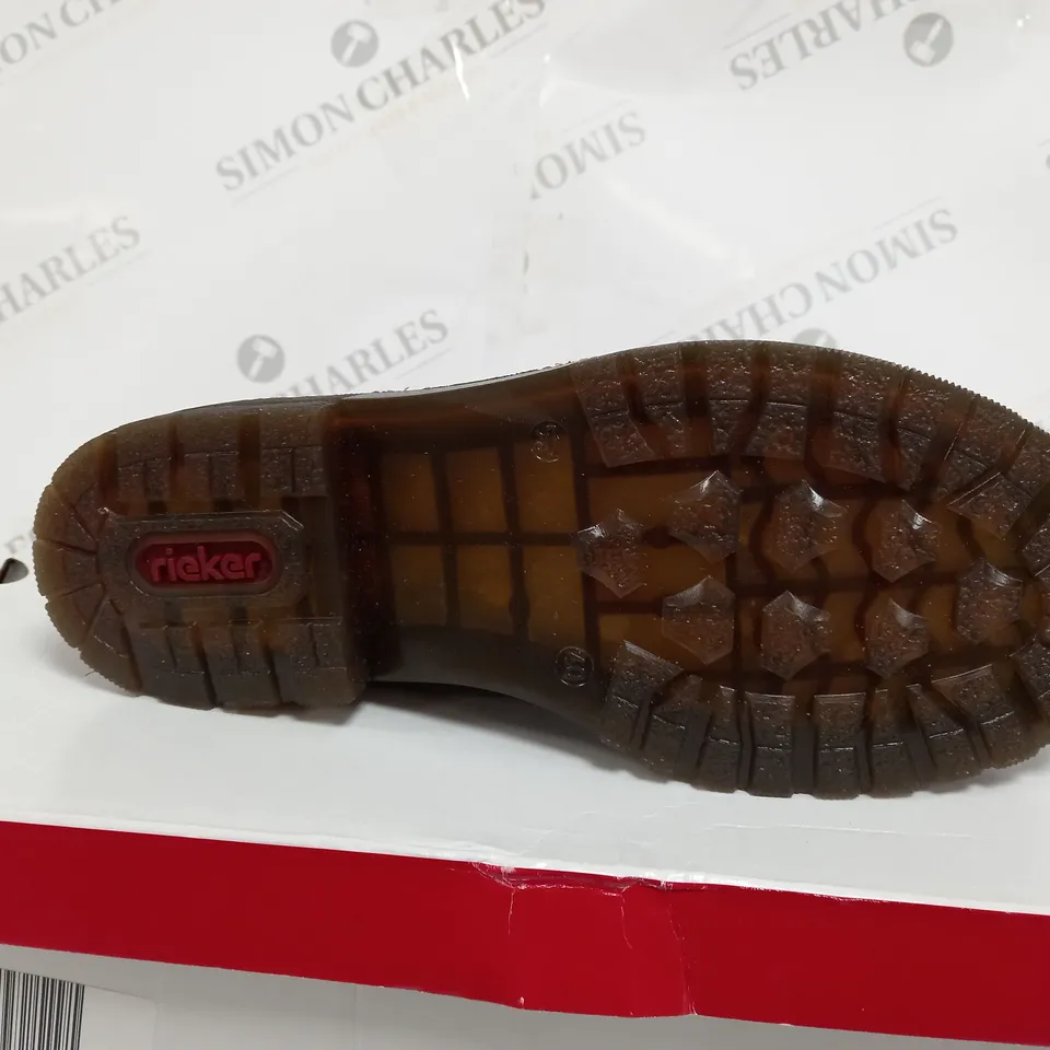 BOXED PAIR OF RIEKER RED INTEREST COLOUR BOOT SIZE 6