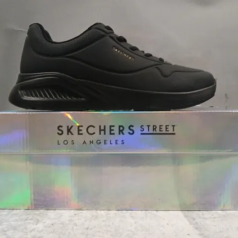 BOXED PAIR OF SKECHERS MEMORY FOAM TRAINERS IN BLACK SIZE UK 7