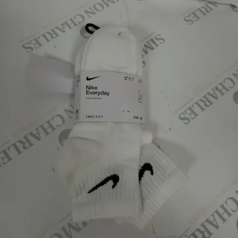NIKE EVERYDAY CREW SOCKS - PACK OF 3 - SIZE 5-8