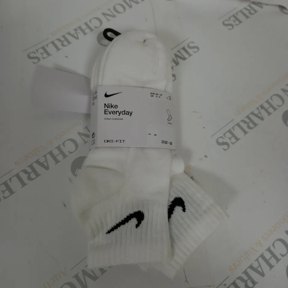 NIKE EVERYDAY CREW SOCKS - PACK OF 3 - SIZE 5-8