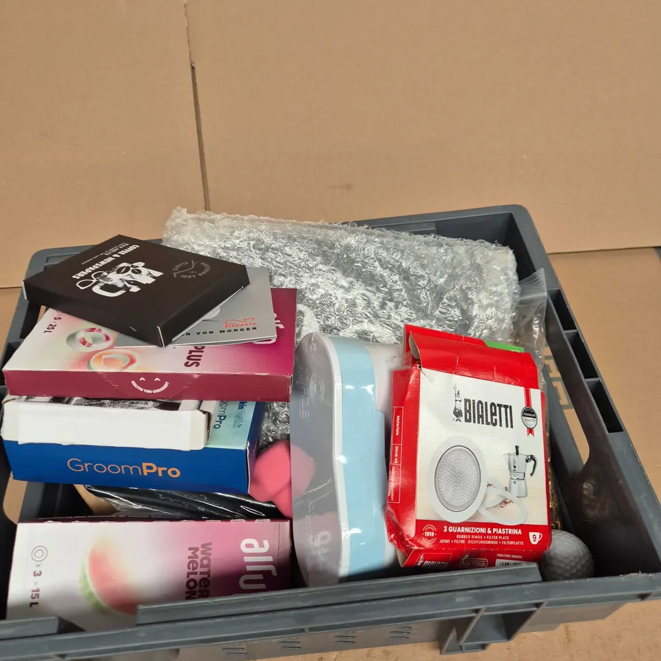 TOTE OF APPROXIMATELY 10 ASSORTED ITEMS INCLUDING BIALETTI GASKET AND FILTER, NORTHERN SOUL SCENTS WAX MELTS AND RICHARTZ KEY ORGANISED