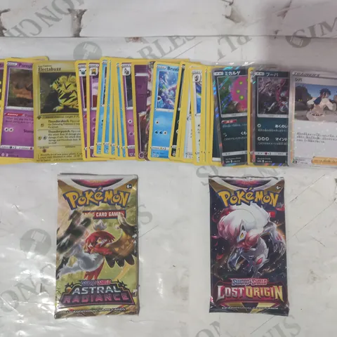 SMALL ASSORTMENT OF POKΓMON TRADING CARDS AND BOOSTER PACKS