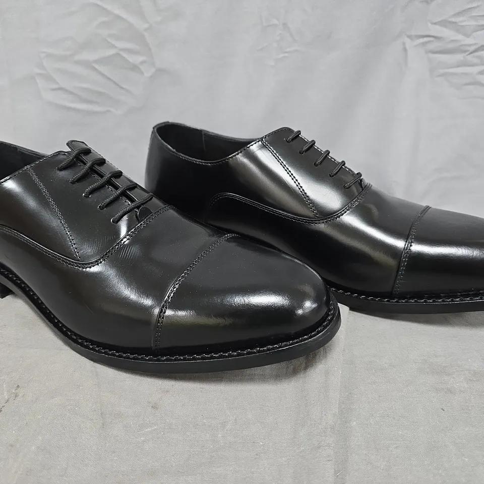 UNBOXED PAIR OF SAMUEL WINDSOR LACE UP SHOES IN BLACK SIZE 12