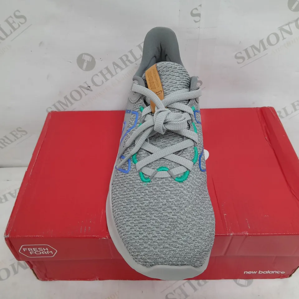 BOXED PAIR OF NEW BALANCE FRESH FOAM LACE UP TRAINERS IN GREY - UK 6