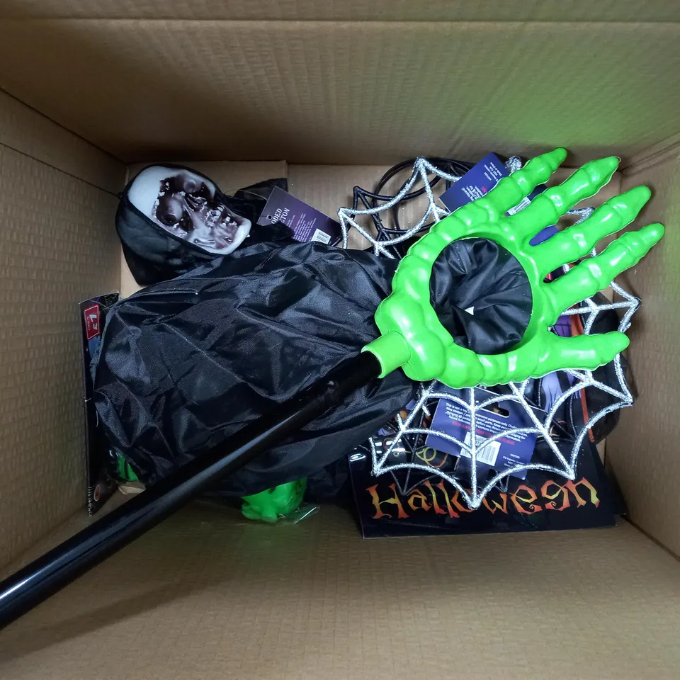 BOX OF APPROX 14 ASSORTED HALLOWEEN ITEMS TO INCLUDE TRICK OR TREAT BAGS, SWEET POTS, FLICKERING TEA LIGHTS, ETC. 