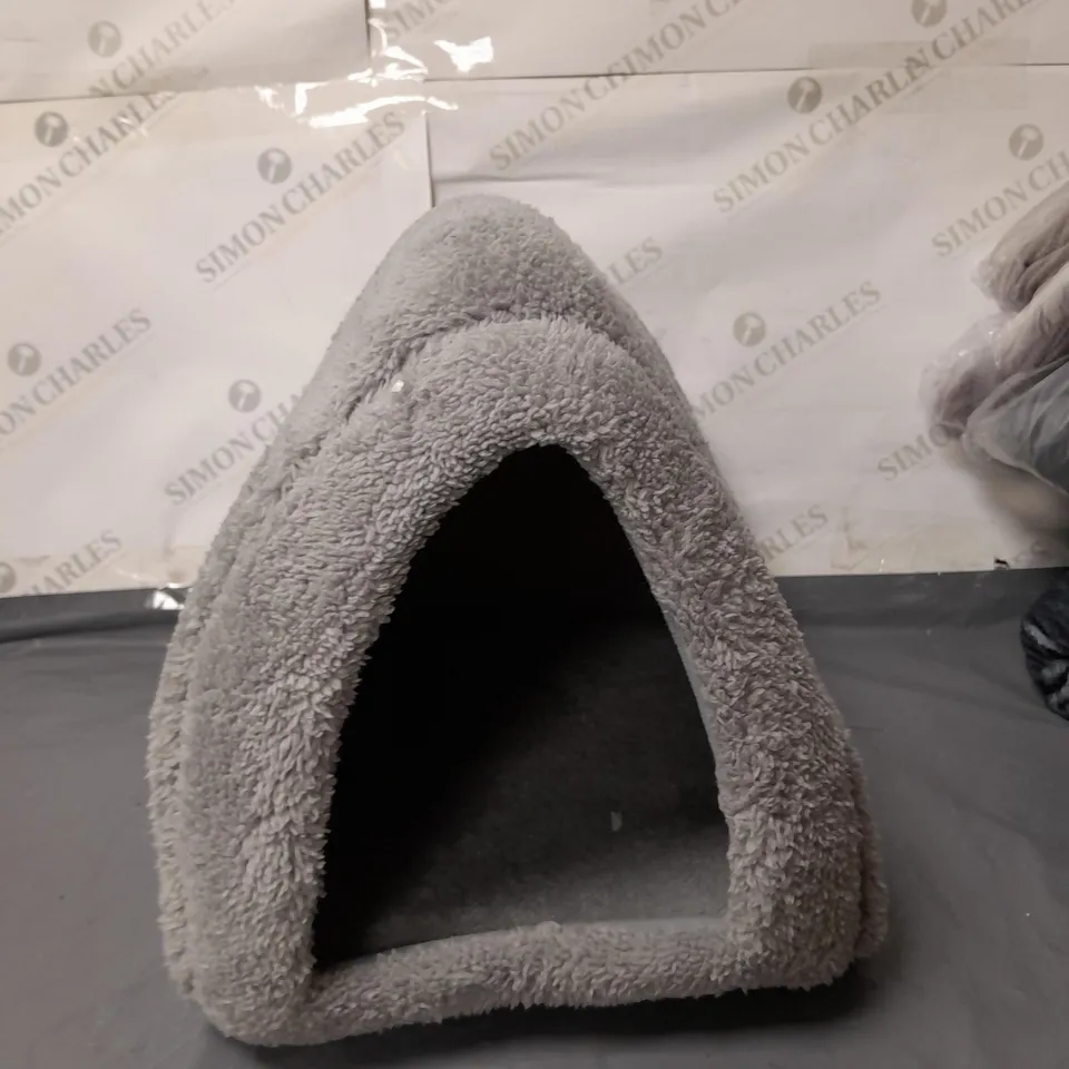 LOT OF 5 ASSORTED SOFT FURNISHINGS TO INCLUDE A PET BED, TOWELS AND BEDDING