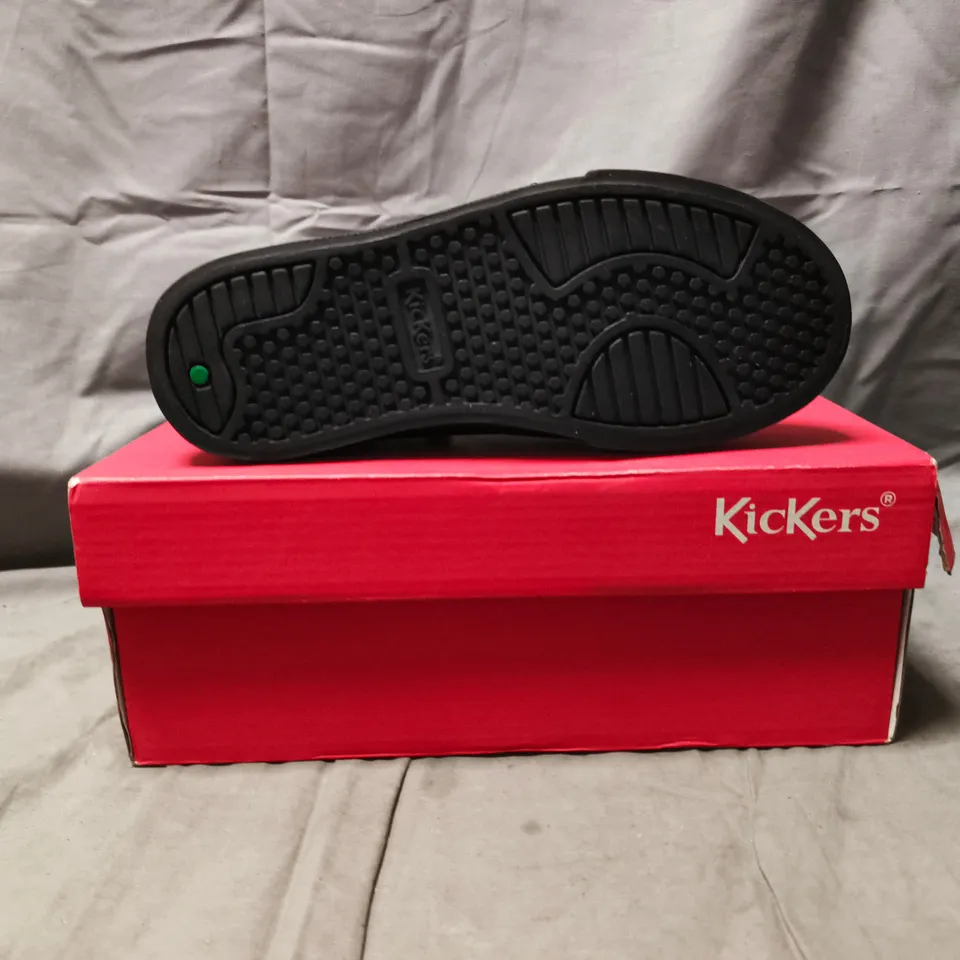 BOXED PAIR OF KICKERS KIDS SHOES IN BLACK SIZE EU 31