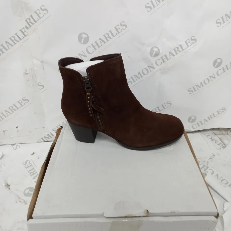 BOXED PAIR OF SKECHERS TAXI ZIP BOOTS IN CHOCOLATE SIZE 5.5
