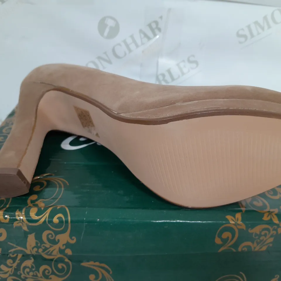 BOXED PAIR OF CLARAS CLOSED TOE THIN BLOCK HEELS IN CAMEL - SIZE 40