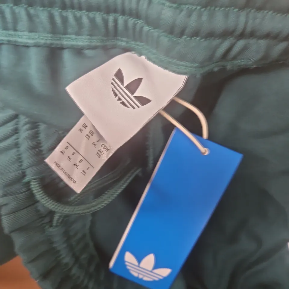 ADIDAS SPACER DRILL TRACKPANTS IN GREEN - UK 2XL