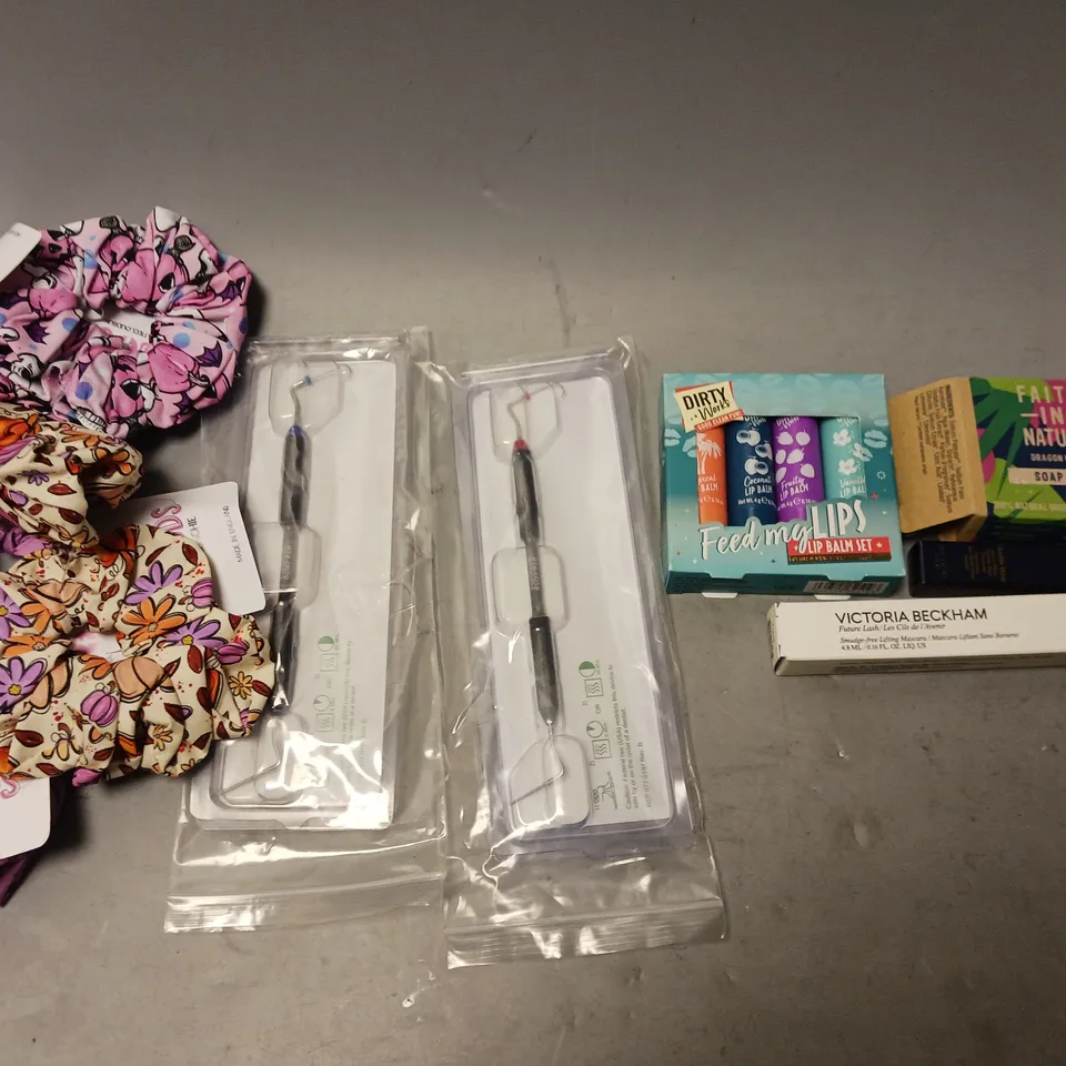 BOX OF APPROXIMATELY 15 COSMETIC ITEMS TO INCLUDE LISTERINE, TOOTHBRUSHES, AND COTTON BUDS ETC. 