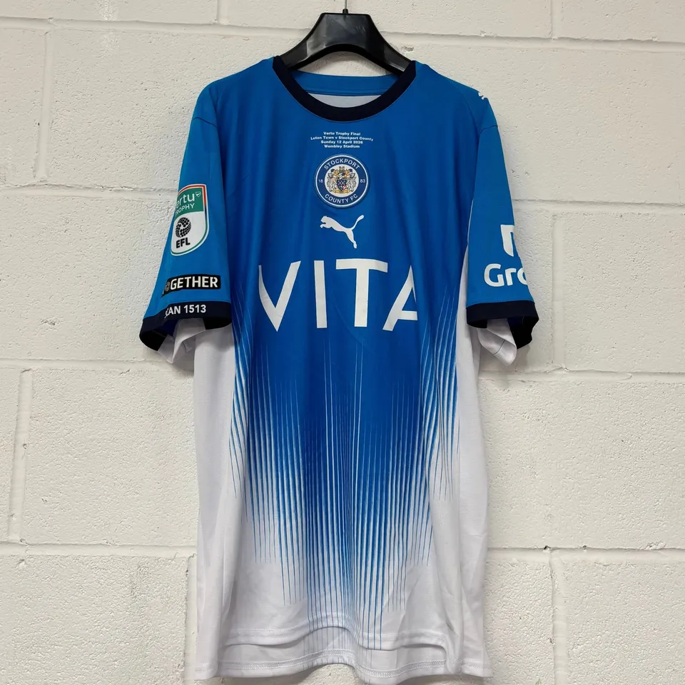 STOCKPORT COUNTY F.C VERTU TROPHY FINALS MATCH WORN HOME SHIRT IN BLUE/WHITE - EU L / ADAM SIDIBEN #29