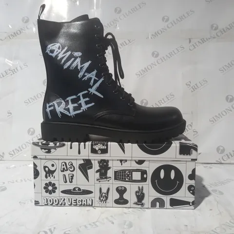 BRAND NEW BOXED PAIR OF KOI THE STATEMENT ANIMAL FREE VEGAN LEATHER MEN'S MILITARY BOOTS IN BLACK UK SIZE 8