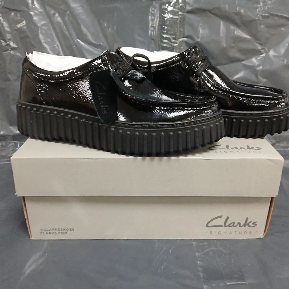 BOXED PAIR OF CLARKS TORHILL BEE SHOES IN BLACK SIZE UK 5.5