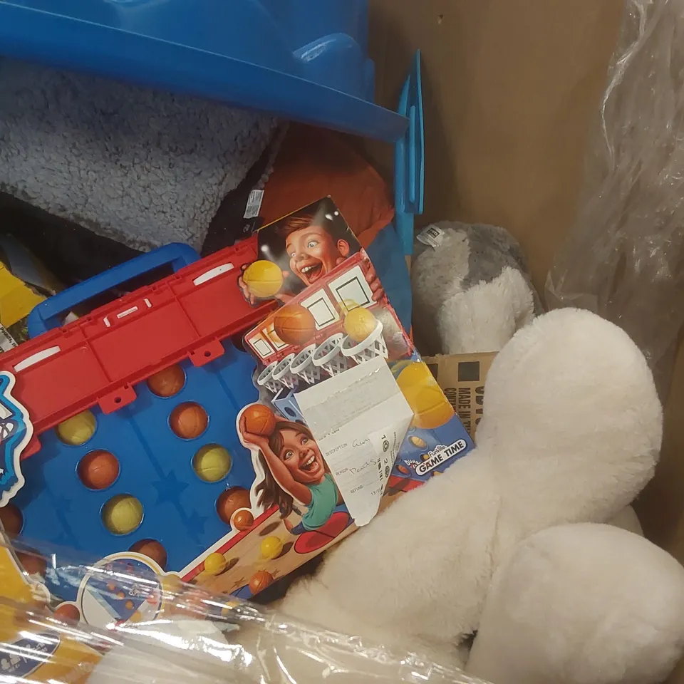 PALLET CONTAINING A VERY LARGE QUANTITY OF ASSORTED CHILDREN'S TOYS INCLUDING: SAND PIT, SOFT TOYS, DUNK 4 GAME ECT