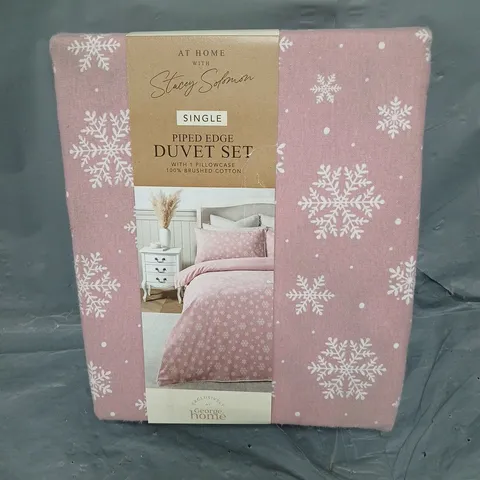 STACEY SOLOMON PIPED EDGE DUVET SET IN PINK SNOWFLAKE SIZE SINGLE