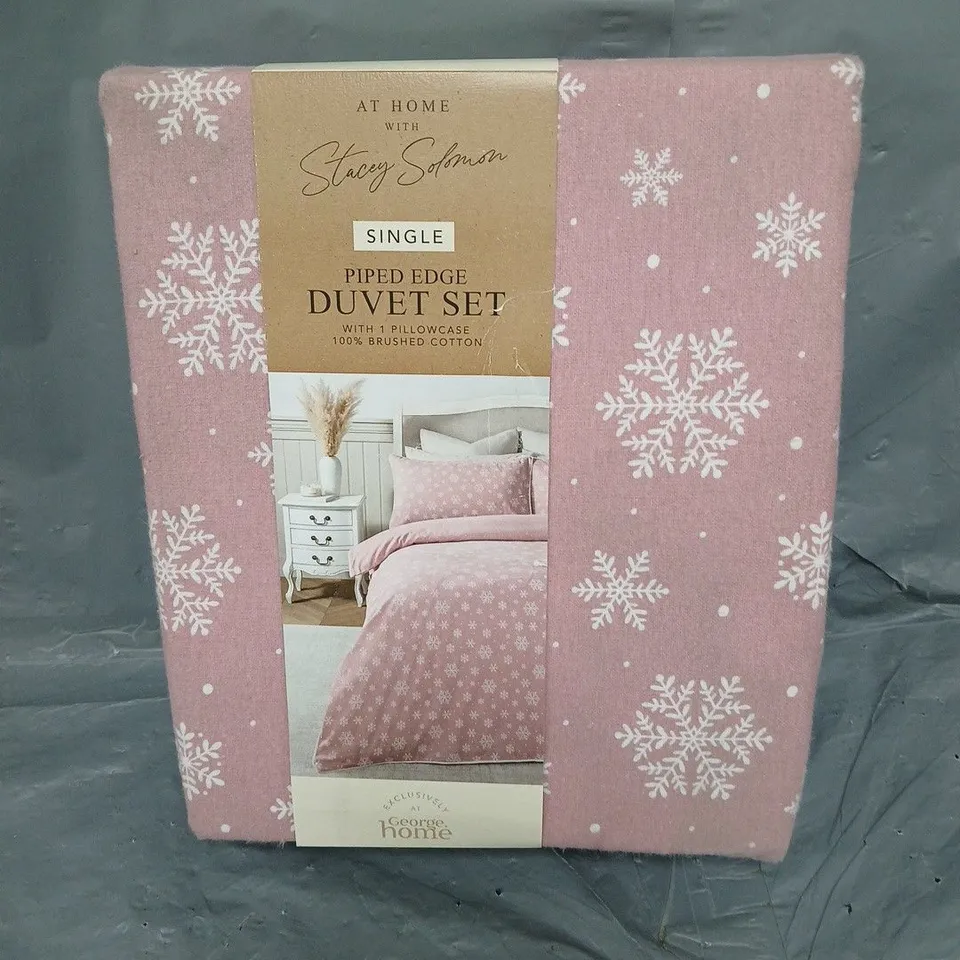 STACEY SOLOMON PIPED EDGE DUVET SET IN PINK SNOWFLAKE SIZE SINGLE