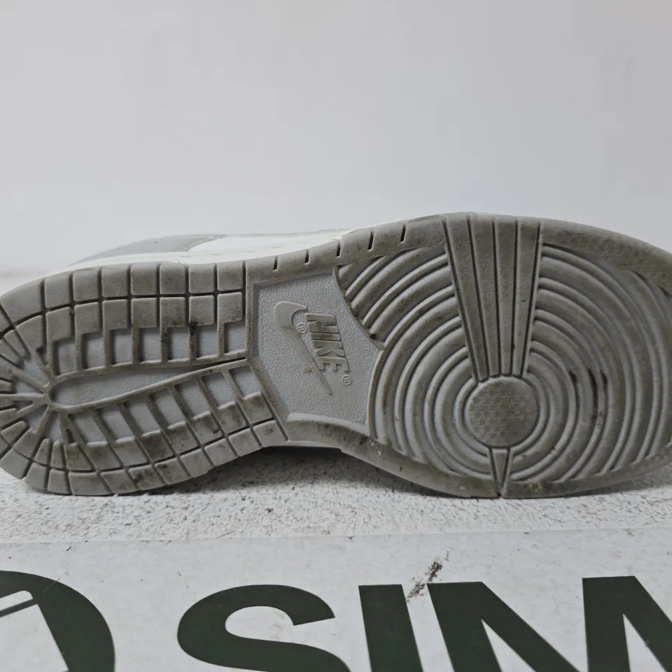NIKE DUNK LOW SNEAKER – GREY/WHITE