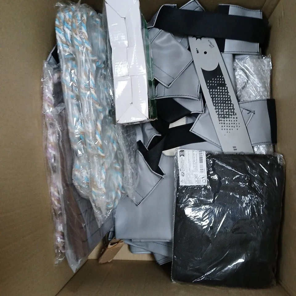 BOX OF APPROXIMATELY 12 ASSORTED HOUSEHOLD ITEMS TO INCLUDE - LONG-HANDLED WEEDER - CUTLERY SET - SABRE SAW BLADES - ETC - COLLECTION ONLY