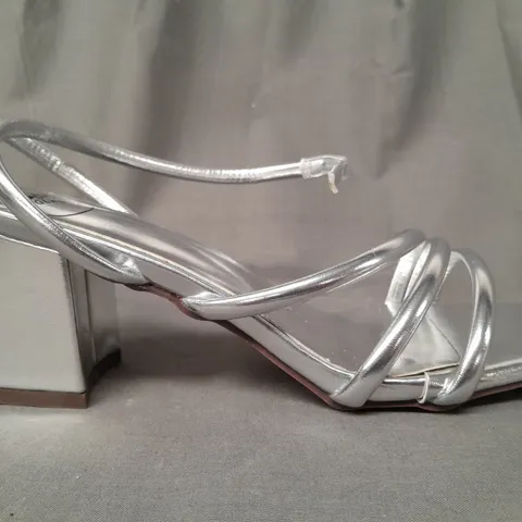 BOXED PAIR OF ESSEX GLAM OPEN TOE STRAPPY BLOCK HEEL SANDALS IN METALLIC SILVER UK SIZE 5