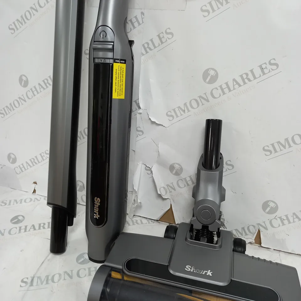 SHARK CORDLESS VACUUM CLEANER WITH ANTI HAIR WRAP & POWERFINS ICZ300UK