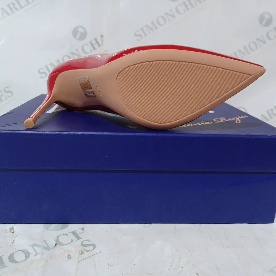 BOXED PAIR OF DELONIA REGIA POINTED TOE HIGH HEELS IN RED SIZE 7