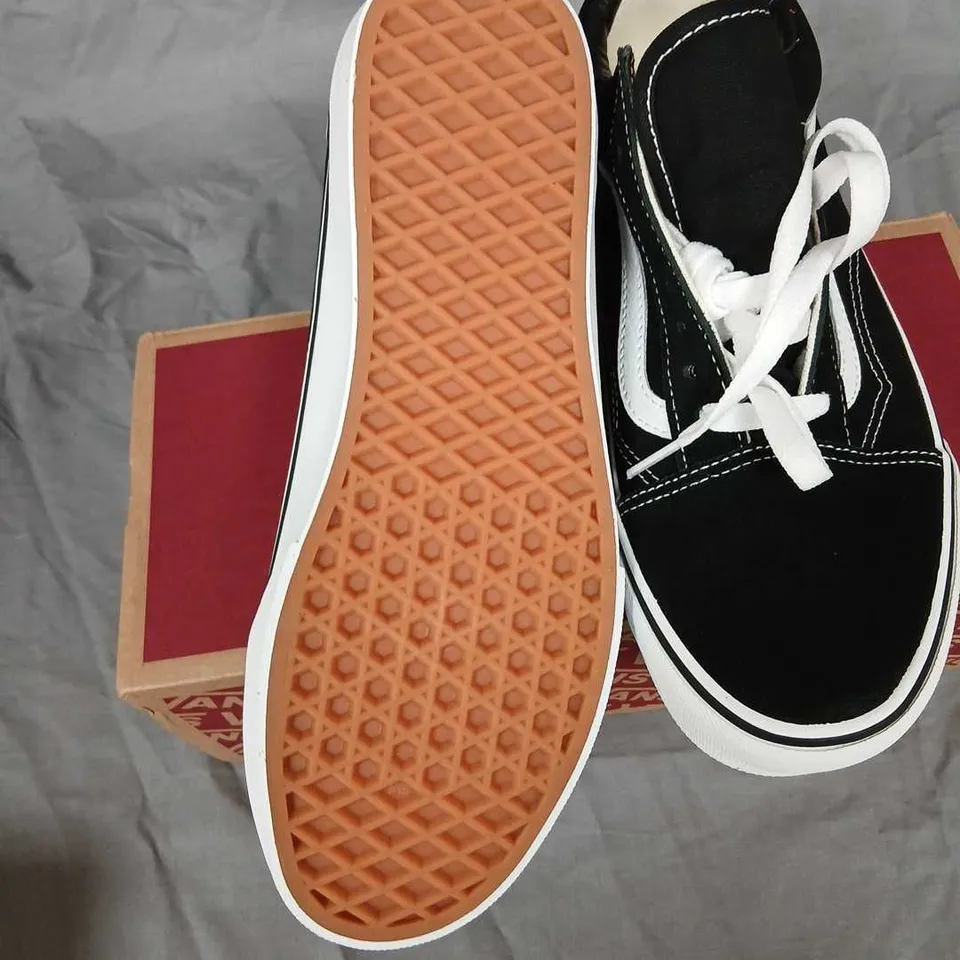 VANS OLD SKOOL BLACK/WHITE SNEAKERS – UK 7