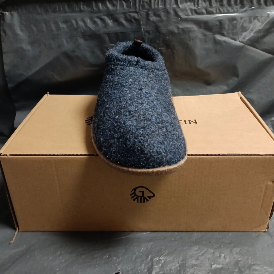 BOXED PAIR OF GIESSWEIN SHOES IN NAVY SIZE UK 9