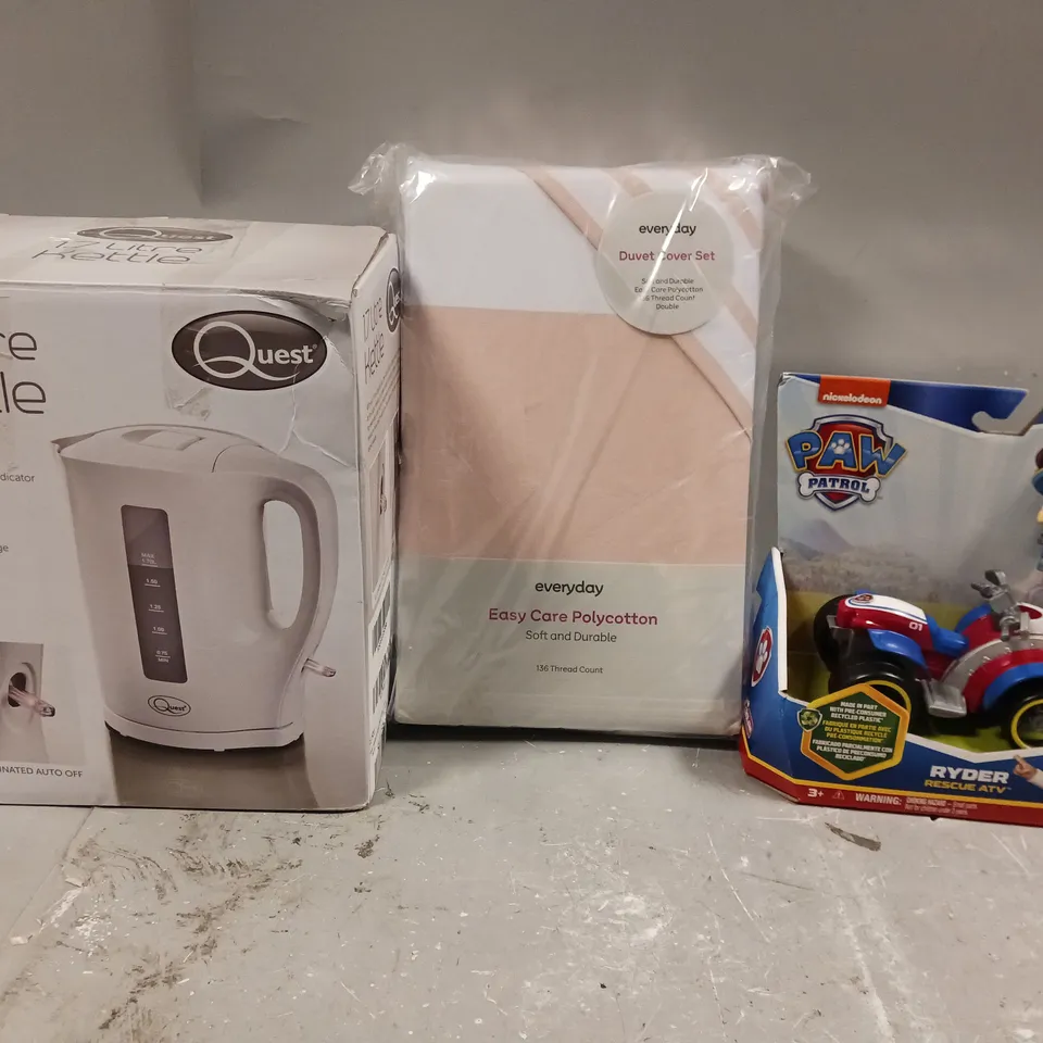 BOX OF APPROXIMATELY 5 ASSORTED ITEMS TO INCLUDE - QUEST 1.7L KETTLE , PAW PATROL RYDER RESCUE ATV , EVERYDAY DUVET COVER SET ETC