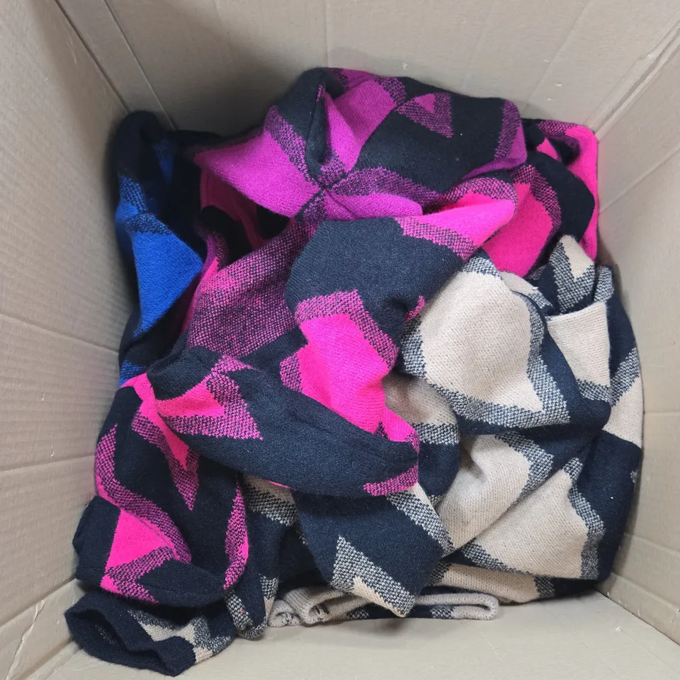 APPROXIMATELY 20 ASSORTED CLOTHING ITEMS IN VARIOUS COLOURS, STYLES AND SIZES