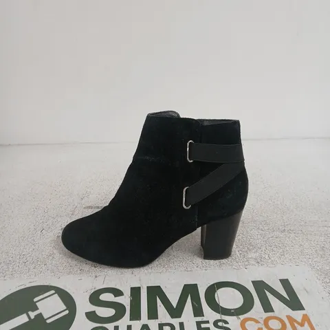 CLARKS WOMEN'S BLACK SUEDE ANKLE BOOT WITH STRAPS & ZIP – UK 5