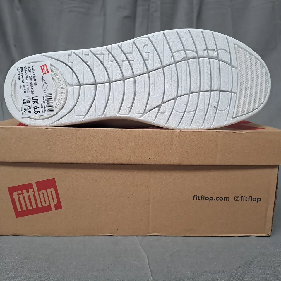 BOXED PAIR OF FITFLOP RALLY LEATHER SHOES IN WHITE UK SIZE 6.5