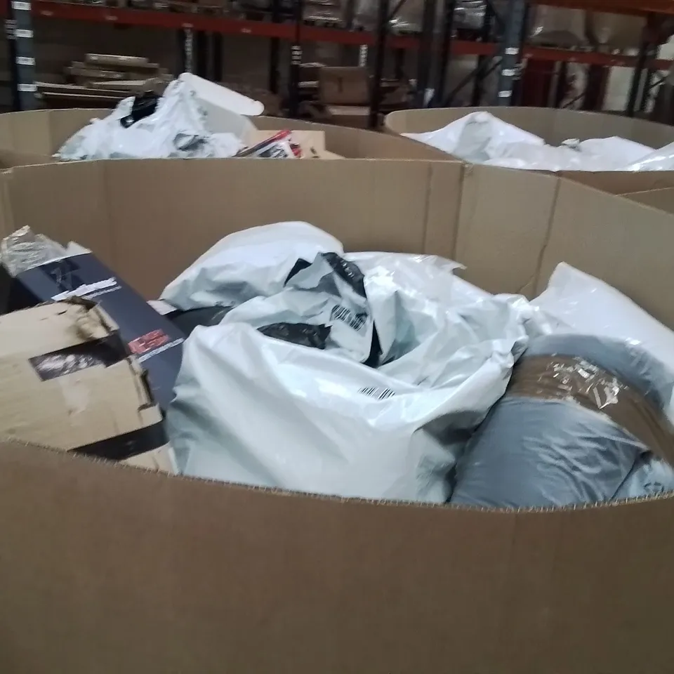PALLET CONTAINING A LARGE QUANTITY OF PILLOWS 