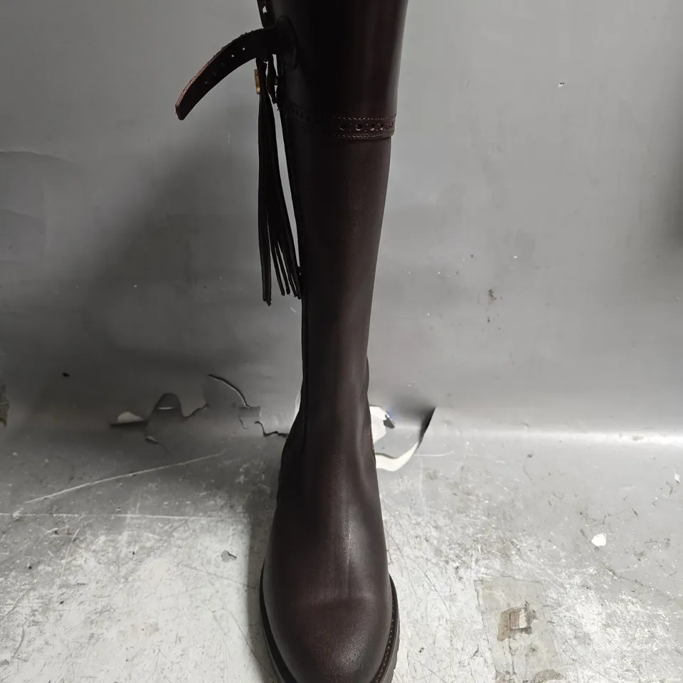 UNBOXED PAIR OF SPANISH BOOT CO KNEE HIGH ZIP BOOTS IN BROWN - SIZE 40