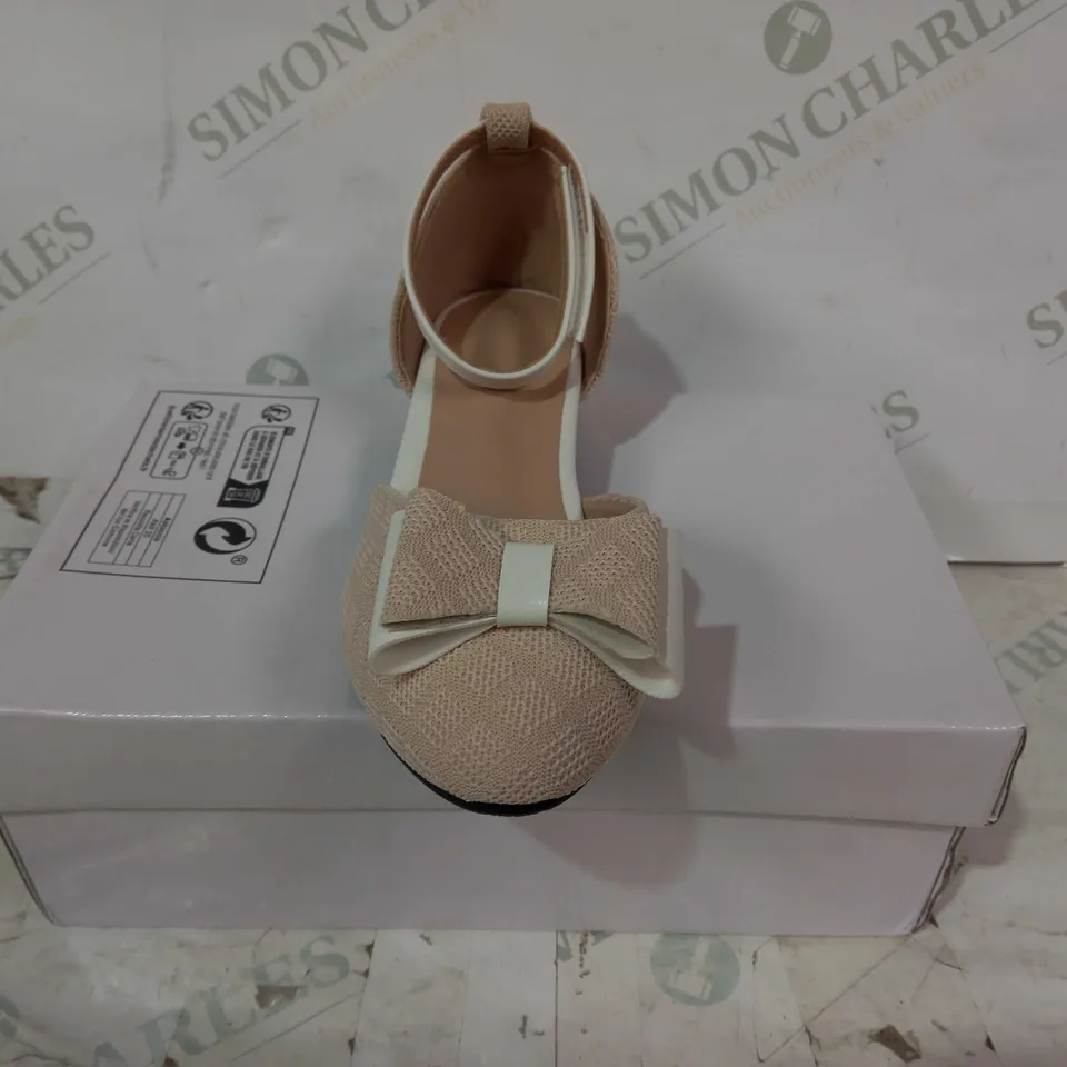 BOXED PAIR OF DESIGNER LOW HEEL CLOSED TOE SHOES IN BEIGE W. BOW EU SIZE 34