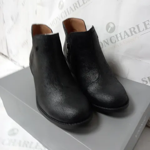 BOX CONTAINING SHOE BOX OF FELICITY LIV METALLIC ANKLE BOOTS BLACK SIZE 3