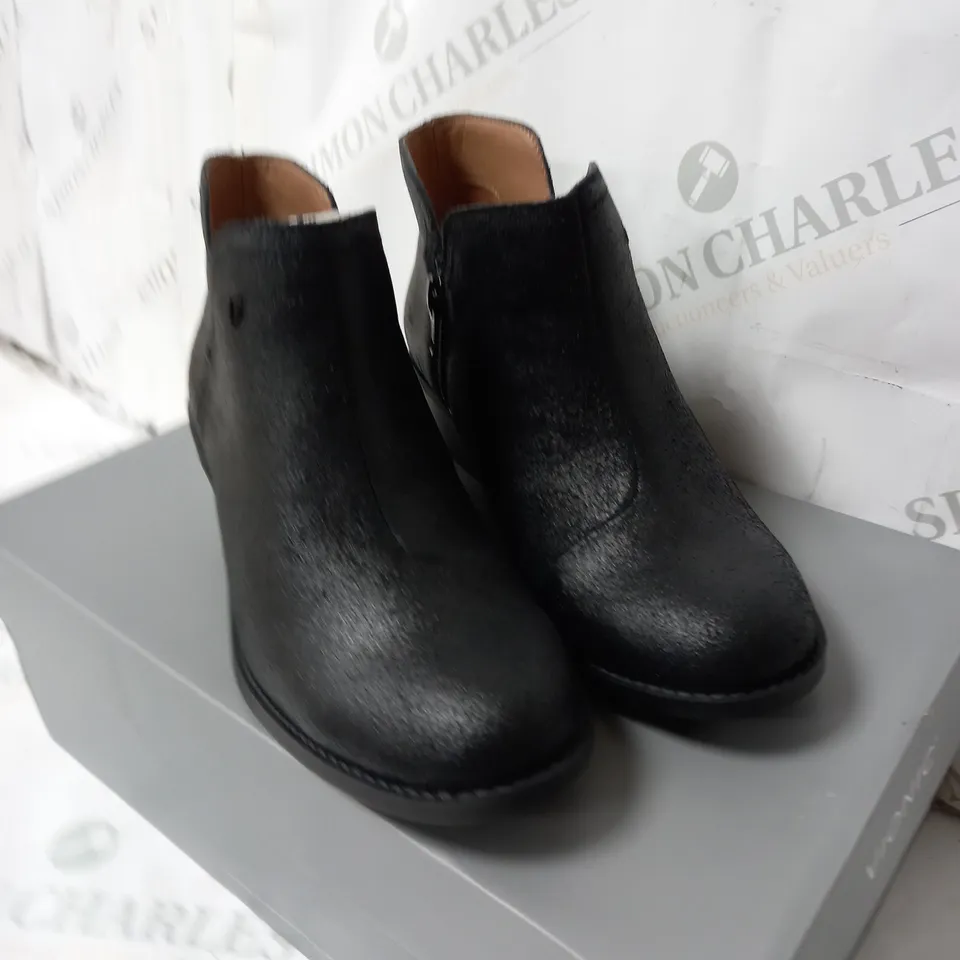 BOX CONTAINING SHOE BOX OF FELICITY LIV METALLIC ANKLE BOOTS BLACK SIZE 3